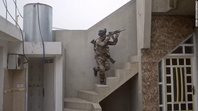 Lính đặc nhiệm Iraq xông vào nơi ẩn nấp của một tay súng bắn tỉa IS ở Gogjali trong chiến dịch giải phóng Mosul hôm 1/11/2016.