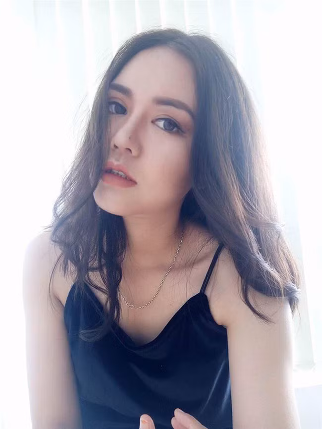 Khó có thể tin được, đây là hình ảnh hiện tại của cô gái da đen, miệng móm năm nào. Huyền Trang nổi như cồn trên mạng xã hội sau khi sở hữu nhan sắc mới. Ngoại hình của cô được miêu tả bằng nhiều mỹ từ: nụ cười rạng rỡ, gương mặt lai Tây, làn da trắng mịn...