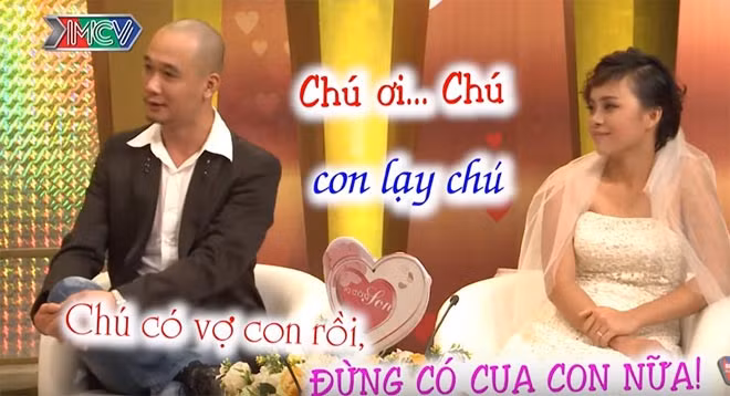 Cặp vợ chồng hơn kém nhau 12 tuổi xuất hiện trên chương trình “Vợ chồng son” từ năm 2014. Họ là cặp đôi hiếm hoi mà trong suốt 13 phút giao lưu, MC Quốc Thuận - Hồng Vân phải liên tục ngắt lời hỏi: “Thế mà tại sao lại cưới nhau?”. Bởi lẽ, chuyện tình của họ quá ư li kỳ. Cách đây 9 năm, Mận là cô gái 16 tuổi phổng phao, xinh đẹp mà theo như Văn Thành nhận xét “mê ngay khi thấy bóng nàng lướt qua”. Còn Thành thì đã là anh chàng 28 tuổi, từng qua một đời vợ, đang sống cùng con gái.