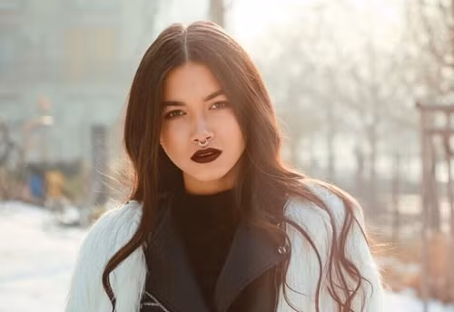 Cô nàng cũng chuộng phong cách make up đậm giúp làm tôn lên những đường nét sắc sảo.