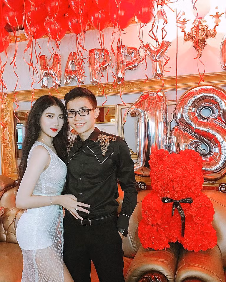 Không chỉ sở hữu nước da trắng, khuôn mặt xinh đẹp, cùng chiều cao lý tưởng 1m70, "nàng tiên 9X" Ý Nhi còn luôn khiến dân tình phải xuýt xoa khi thường xuyên xuất hiện trong nhiều bức ảnh sang chảnh khoe cuộc sống giàu sang.