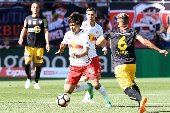 Với thành công ở cấp độ trẻ trong màu áo U19, U23 Nhật Bản và CLB Cerezo Osaka, Minamino Takumi được CLB Red Bull Salzburg (đương kim vô địch giải quốc gia Áo) săn đón với số tiền "lót tay" 800.000 euro (gần 20 tỷ đồng). Tiền đạo sinh năm 1995 được mệnh danh là “Neymar” của Nhật Bản đồng ý sang châu Âu, với bản hợp đồng có thời hạn 3 năm.