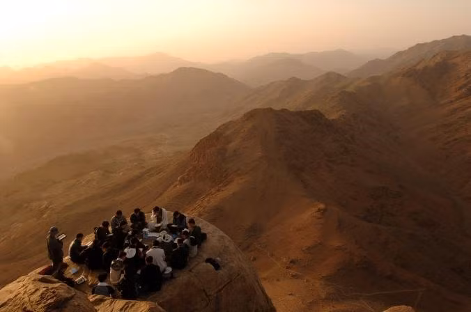  Núi Sinai, Ai Cập. Khởi hành từ nửa đêm, leo lên một trong những đường mòn dài nhất dẫn đến tu viện và bước lên bậc đá do các tu sĩ đục vào núi, bạn sẽ lên đỉnh vào đúng bình minh, ngồi trước đền thờ để ngắm cảnh mặt trời lên giữa sa mạc.