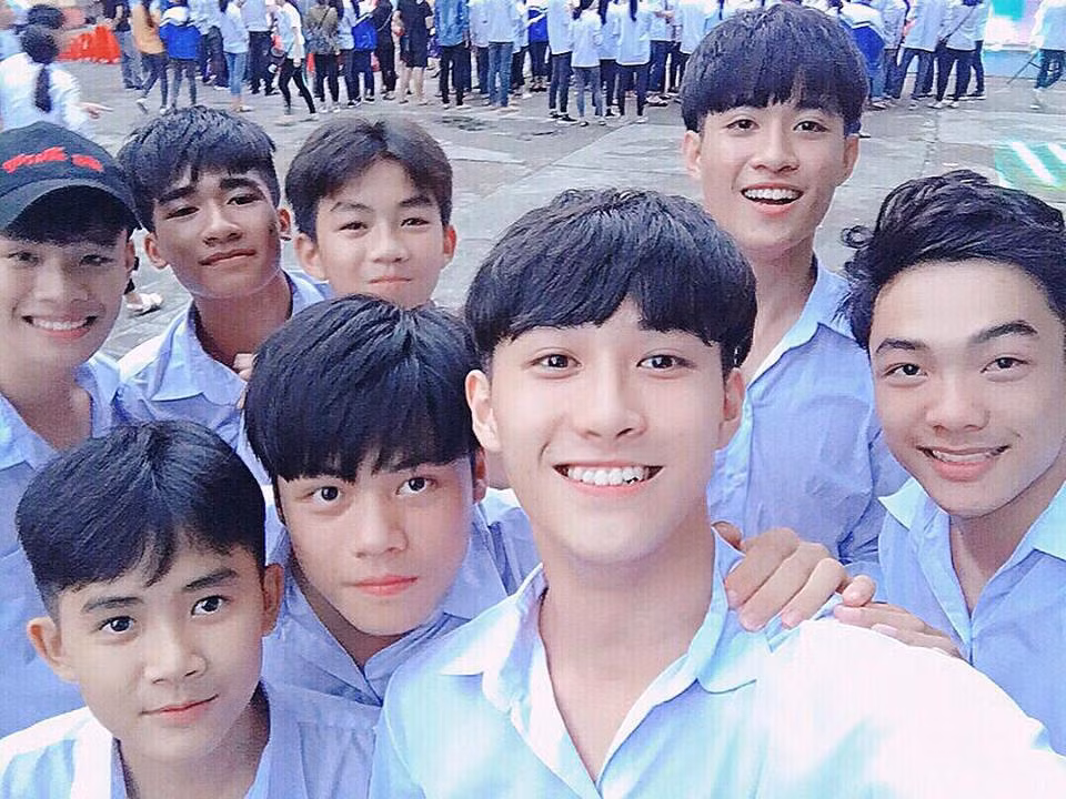 Trước đó, anh chàng cũng được biết đến với bức ảnh 8 chàng "soái ca" mặc sơ mi trắng với nụ cười tươi rói vào dịp Trung thu. Khoảnh khắc này nhanh chóng thu hút hàng nghìn lượt yêu thích.