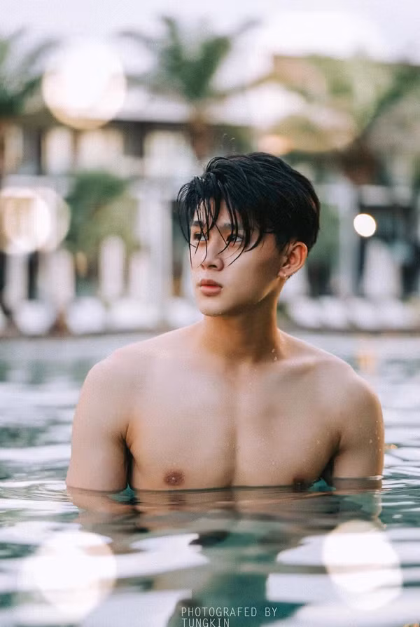 Cách đây không lâu, bộ ảnh Hoàng Trung chụp tại hồ bơi cũng được chia sẻ rầm rộ trên mạng xã hội. Nhờ thân hình chuẩn cùng gương mặt soái ca, chàng trai đã được gọi với cái tên 'hot boy hồ bơi' từ đó.