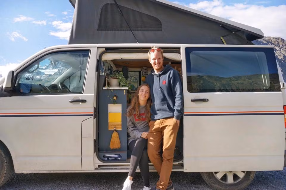 Hannah Jenkins, 26 tuổi, đến từ Aberdeen, Scotland quen Oliver Whittaker, 27 tuổi, đến từ Melbourne, Australia khi làm việc tại Anh. Cặp đôi này đã mua một chiếc Volkswagen Transporter T5 và sửa chữa lại bên trong biến thành một căn nhà di động nhỏ, ấm cúng để du lịch châu Âu.