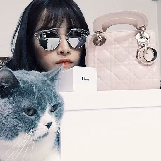 Cả hai ngôi sao trẻ ngày càng đẳng cấp hơn khi "xài" hàng hiệu đắt tiền. Trong hình Chi Pu mua túi Dior (có giá khoảng 80 triệu đồng) và cặp kính hàng hiệu So Real sang chảnh (có giá 10 -15 triệu đồng).