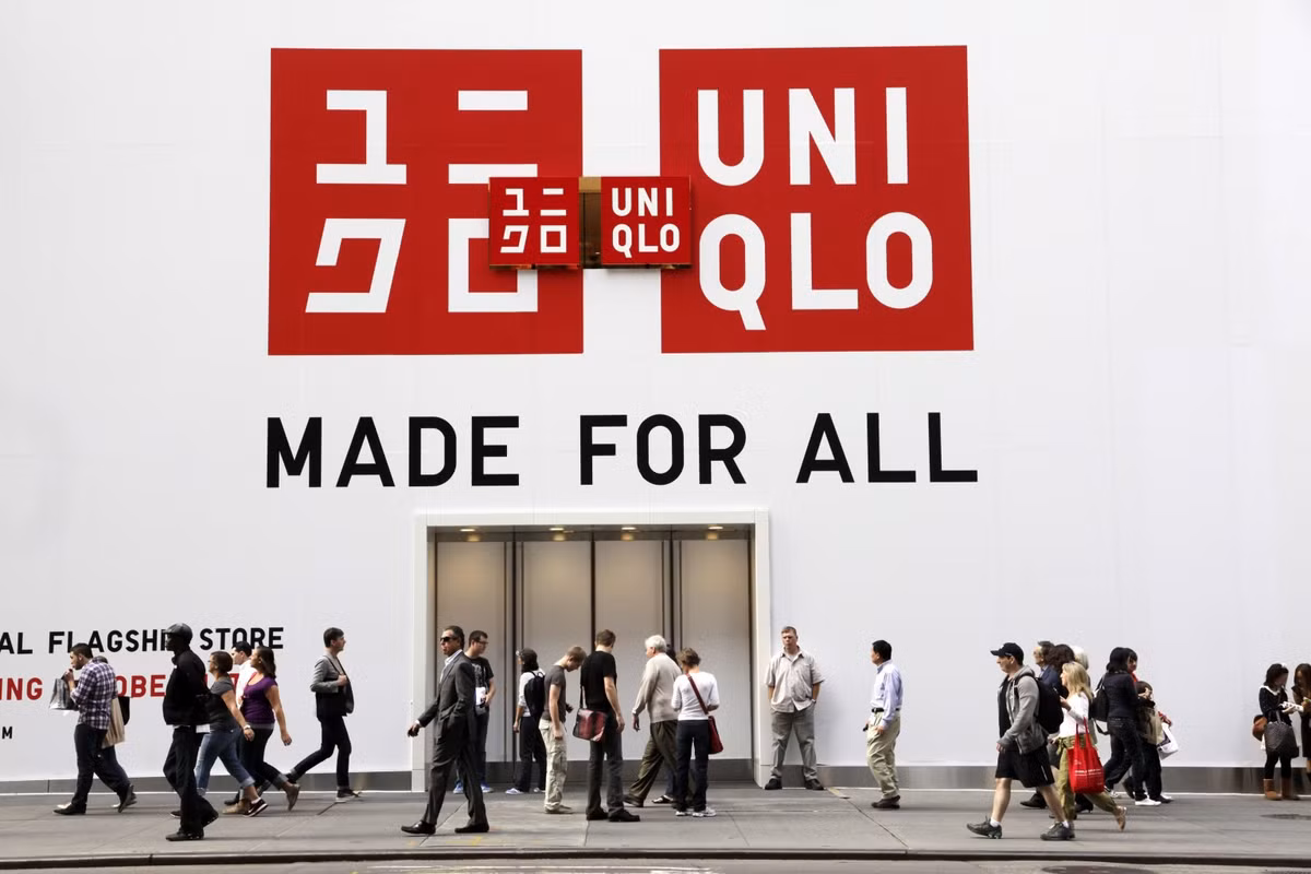 Là 1 trong 5 hãng thời trang bán lẻ hàng đầu thế giới (Zara, H&amp;M, GAP, The Limited và Uniqlo), vài năm gần đây, thương hiệu Nhật Uniqlo tràn vào Việt Nam với sức mạnh khủng khiếp. Tuy nhiên, đến nay sản phẩm Uniqlo đến tay khách Việt là qua đường xách tay, đặt hàng trên mạng, vì thế, sau Zara, Uniqlo là "ứng cử viên sáng giá" đáng khao khát mở cửa hàng ở Việt Nam.
