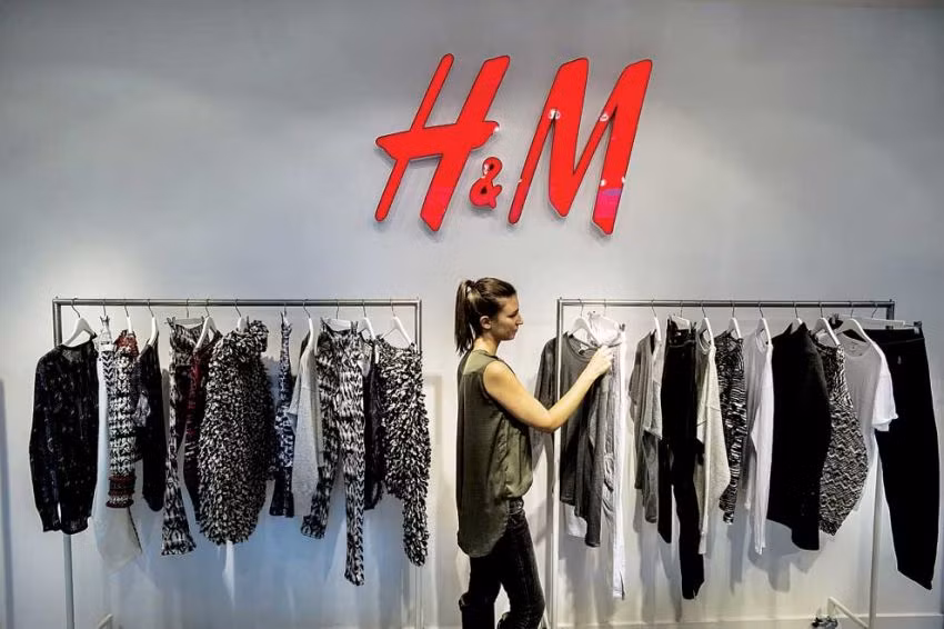 Hiện nay, có độ "hot" không kém Zara, thương hiệu H&amp;M của Thụy Điển được nhiều khách Việt lùng mua, oder trên mạng hoặc qua đường xách tay với mức chi phí bị đội lên khá nhiều. Phong cách thời trang đa dạng (công sở, dạ tiệc hay đời thường), dành cho mọi đối tượng, thiết kế tinh tế và mức giá không quá đắt là điểm nhấn thu hút của thương hiệu này.