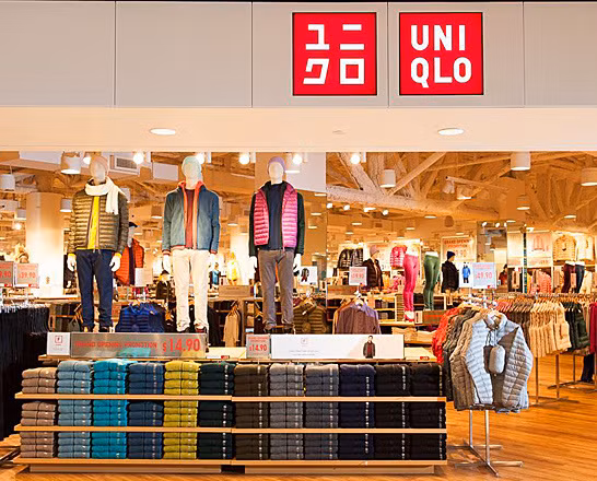 Khác với cách kinh doanh của các hãng thời trang “nhanh” khác như H&amp;M hay Zara, Uniqlo không theo đuổi xu thế chung của thị trường mà phục vụ những nhu cầu căn bản không bao giờ thay đổi của người tiêu dùng như áo sơ mi, quần legging, quần jeans, áo chui cổ. Thương hiệu này luôn có những sản phẩm màu sắc vô cùng sặc sỡ bắt mắt.