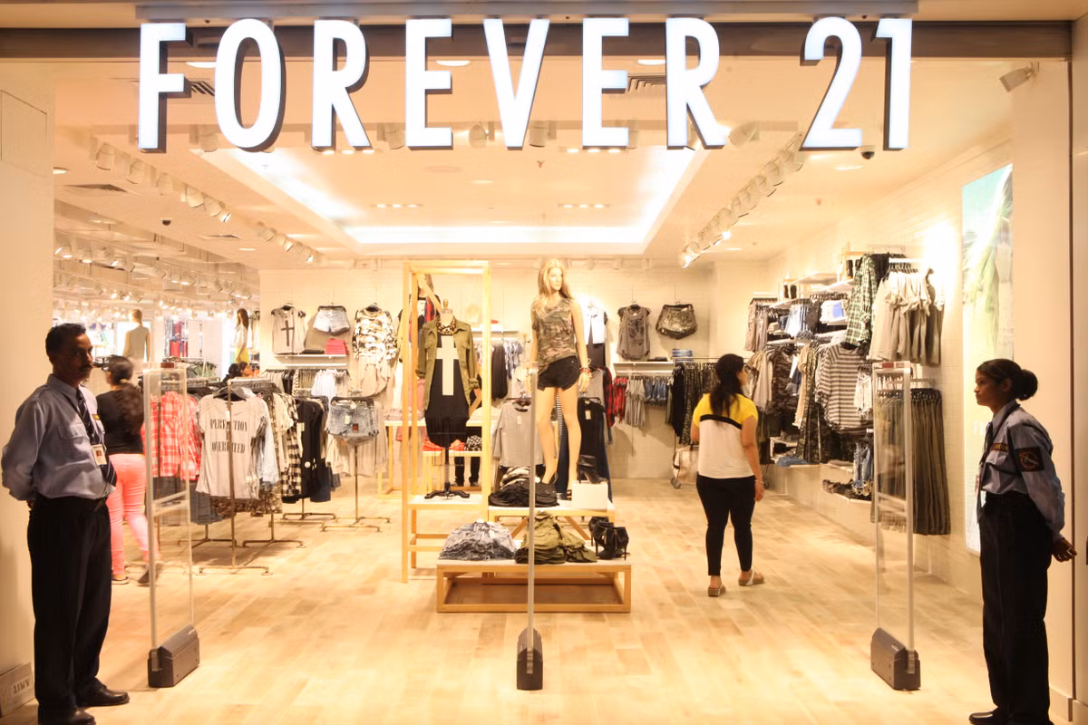 Forever 21 chọn các nước có nhân công tốt, chi phí nhân công rẻ như Malaysia, Bangladesh… để đặt các nhà máy sản xuất, giảm giá thành sản phẩm. Việc liên tục cho mẫu hàng mới cũng là cách thương hiệu này lấy lòng khách hàng. Vài tuần, hệ thống F21 có hàng mới để bán.