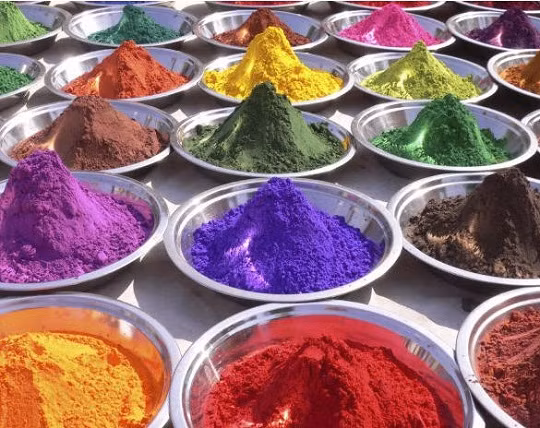 Trên thị trường, các loại thuốc nhuộm vải tạo màu vàng, đỏ thường được lái thương dùng để tẩm ướp cho thực phẩm. Phẩm màu có nhiều loại, loại không nhãn mác, bán giá rất rẻ, từ 17.000 - 20.000 đồng/gói (khoảng 300g).