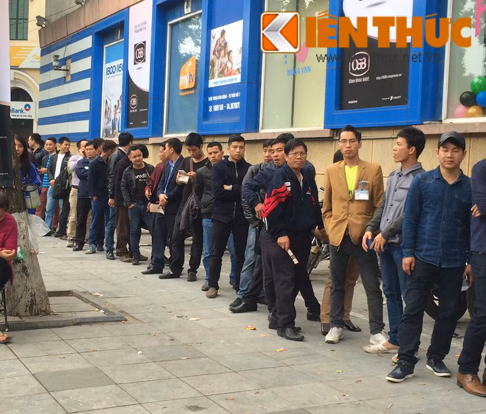 Dòng người rồng rắn, kiên nhẫn xếp hàng cả tiếng đồng hồ để mua sim.