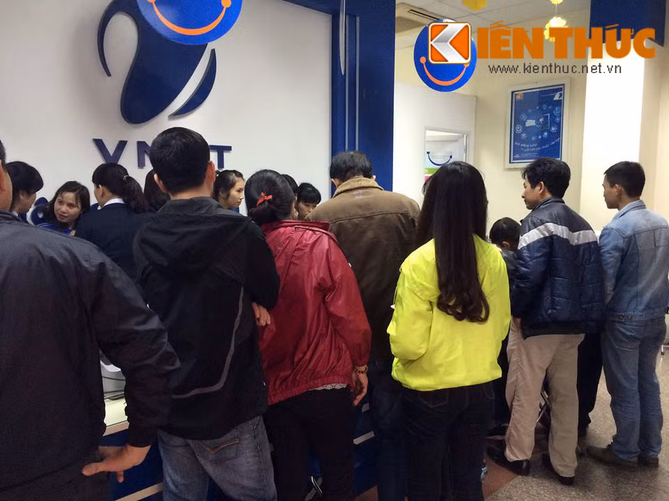 Riêng với gói cước Premium cao nhất, người mua sẽ hưởng những đặc quyền giống như dịch vụ chăm sóc khách hàng Vinaphone Plus như sử dụng 10 lần phòng chờ hạng thương gia tại một số sân bay ở Việt Nam trong 1 năm, sử dụng gói chăm sóc sức khỏe tại các bệnh viện lớn (Vinmec, Hoàn Mỹ…) với giá 500.000 đồng.