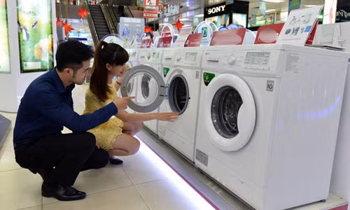 Trên thị trường, dòng sản phẩm máy giặt rất phong phú, trong đó, đa dạng nhất là máy giặt lồng ngang và máy giặt lồng đứng. So với máy giặt lồng đứng, các mẫu máy giặt lồng ngang được bày bán trên thị trường có giá cao hơn như dòng Electrolux, LG, Samsung, Toshiba, Hitichi. Tuy nhiên, với mức chi phí dưới 10 triệu đồng, bạn vẫn có thể mua máy giặt lồng ngang ưng ý.