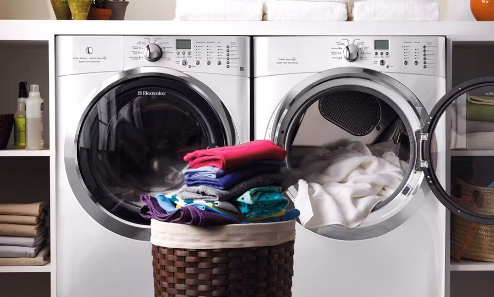 Nếu với chi phí dưới 10 triệu, trước tiên, bạn nên bỏ qua những máy có quá nhiều chức năng hiện đại như sấy, hay tốc độ quay vắt từ 1200 vòng/phút, bởi nếu có thêm hai tính năng này, giá thành của máy thường cao hơn 10 triệu đồng.