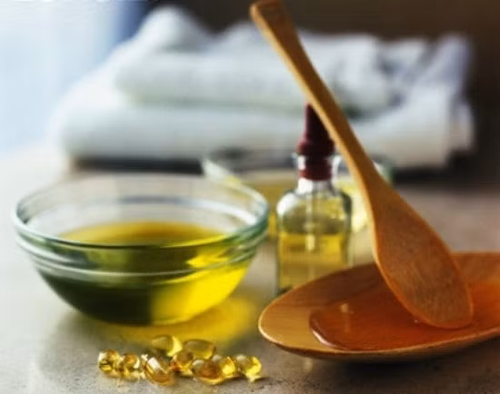 Bạn cần chú ý khi chọn mua dầu tràm nguyên chất. Chúng có độ nhớt, hương thơm có vị ngậy và giữ được lâu tới 5-6 tiếng đồng hồ. Dầu xoa không bị nóng, rát ngay ca khi xoa trên da nhạy cảm.