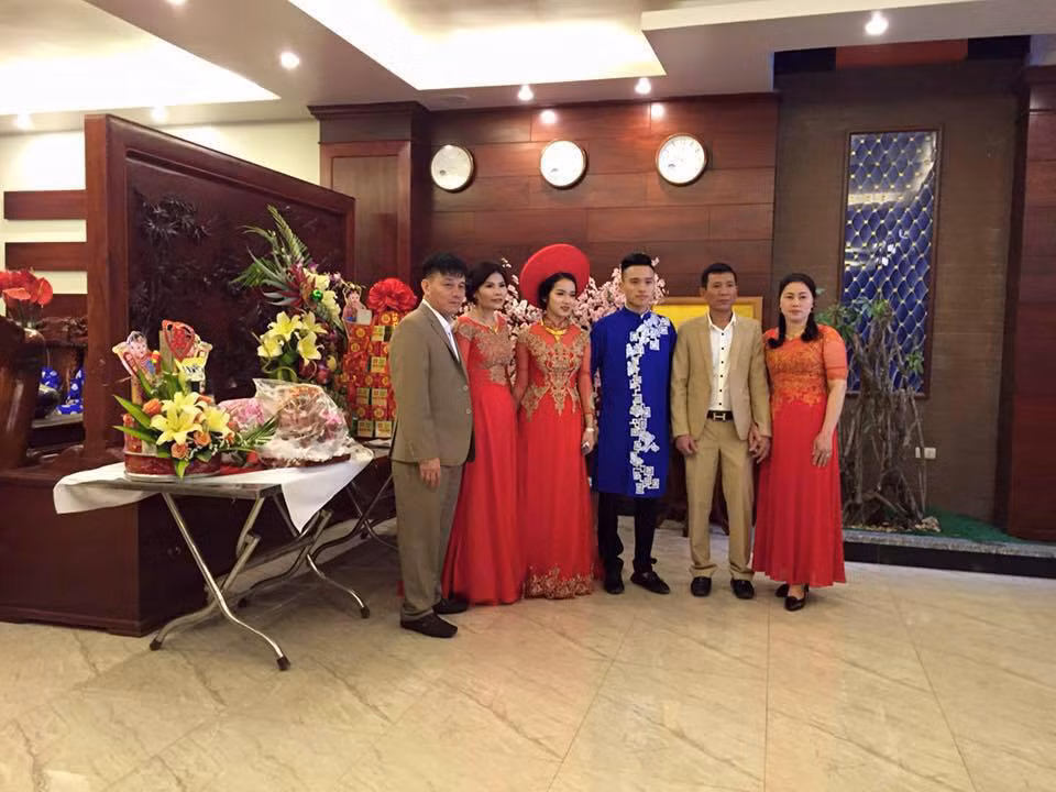 Hai bên thông gia đều là những doanh nhân có tiếng trong kinh doanh lâm sản và là bạn làm ăn lâu năm.