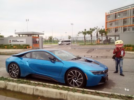 Nhiều lần, thiếu gia chịu chơi này đã lái chiếc xe đắt giá đến trường.