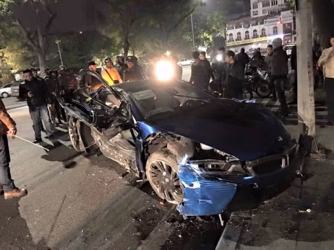 Chiếc siêu xe nằm "đắp chiếu" gần chuồng gà sau hai tai nạn nghiêm trọng đầu năm 2016.
