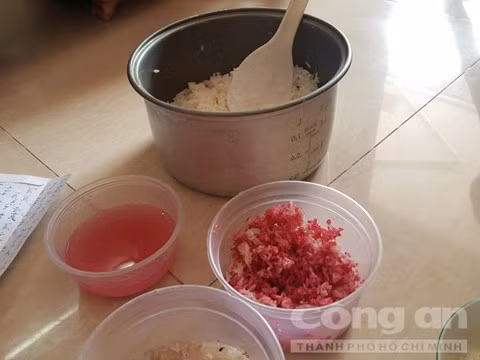 Đặc biệt, khi thấy cơm chuyển màu khác lạ, người dùng nên ngừng việc sử dụng loại gạo vừa mua vì có thể chúng bị tẩm ướp hóa chất, không an toàn cho sức khỏe. Ảnh: Công an TP HCM.