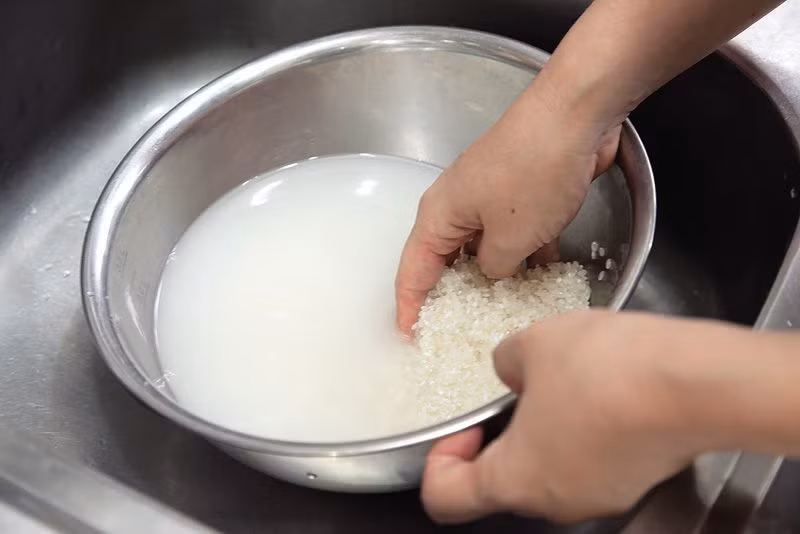 Quan sát bên ngoài hạt gạo, gạo thật luôn có một màng phủ bên ngoài (tựa như cám). Khi vo gạo màng phủ sẽ tróc làm nước đục. Trong khi đó, gạo Trung Quốc ngâm tẩm hóa chất hoặc bị làm giả, khi vo với nước, nước vẫn trong hoặc hạt gạo không dính lên tay. Ảnh minh họa.