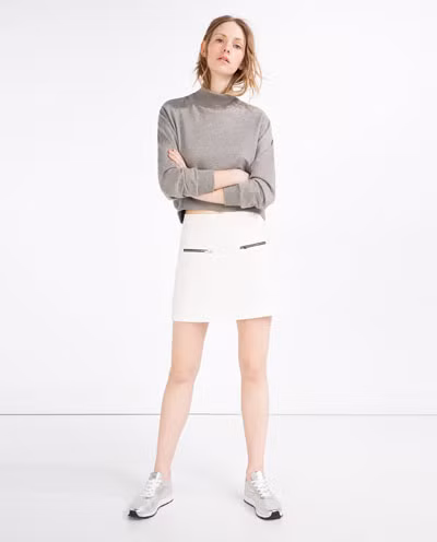 Một mẫu mini-skirt chân váy ngắn là một trong những món đồ không thể thiếu trong tủ đồ của các chị em được Zara tung ra năm nay. Chân váy có thể linh động phối hợp với sơ mi, áo phông hoặc áo len... đem lại hình ảnh trẻ trung cho người mặc. Mini draped skirt trong hình có giá gần 50 USD (khoảng 1 triệu đồng).
