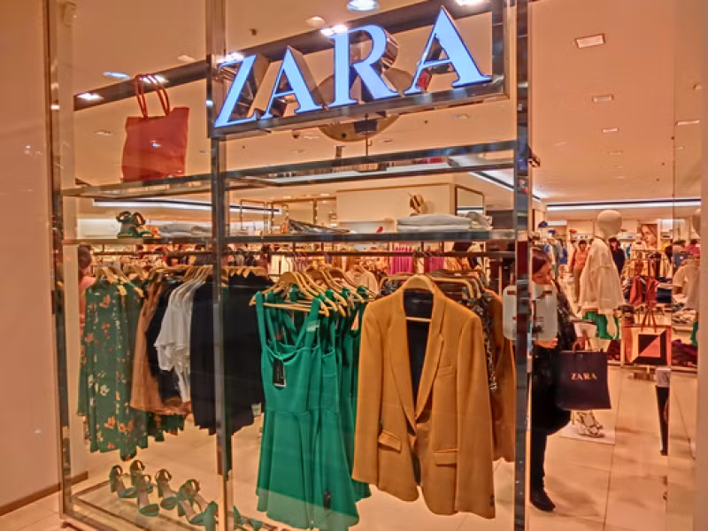 Thông tin Zara mở cửa hàng ở Việt Nam khiến nhiều tín đồ thời trang quan tâm bởi đây là thương hiệu hàng hiệu bình dân rất được ưa chuộng. Thế mạnh của Zara nằm ở tốc độ tung ra mẫu mã mới và chất liệu đẹp và mức giá không quá "chát" như nhiều thương hiệu Bebe, Mango...