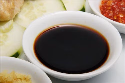 Xì dầu ngon có màu đỏ đục, ngửi có mùi thơm xì dầu và mùi mỡ béo, nếm thấy vị đậm, chỉ hơi ngọt, không chua, không đăng, không chát.