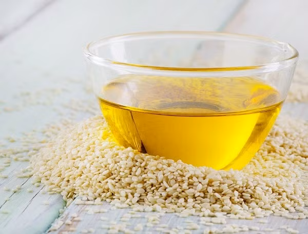 Dầu vừng mới thì có màu hồng hơi vàng, thơm đậm, không có tạp chất lắng đọng, dẻo quánh.