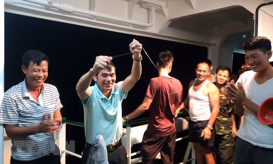 Niềm vui khi câu được cá. (Ảnh: Hoàng Hùng/TTXVN)