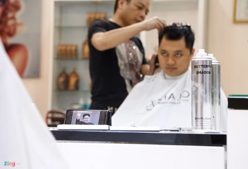 Anh Công tải sẵn ảnh ông Kim để làm mẫu cho thợ cắt tóc trổ tài.