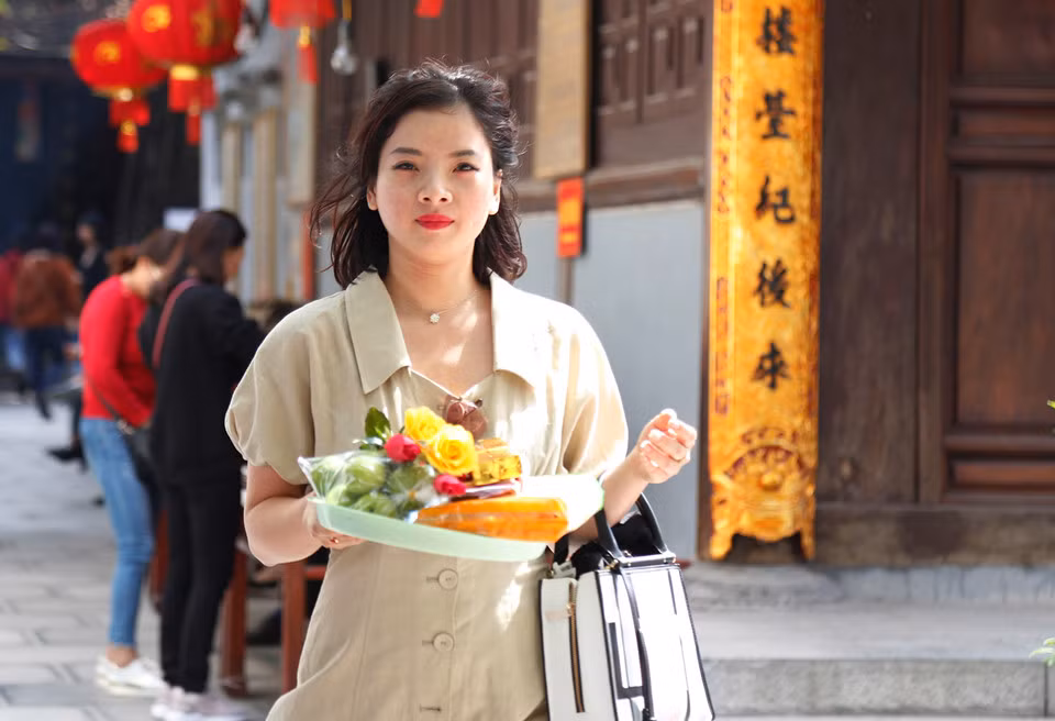 Hương (29 tuổi, nhân viên văn phòng) chia sẻ: "Nhân ngày đầu năm, mình đến chùa Hà để làm lễ dâng hương xin bình an và sức khoẻ cho gia đình, ngoài ra còn muốn cầu một chút may mắn cho tình duyên của mình nữa. Lần trước đến đây cùng đứa em, khi về, nó có người yêu nên mình quyết tâm đến thêm lần nữa xem có may mắn gặp được nửa kia như nó hay không".