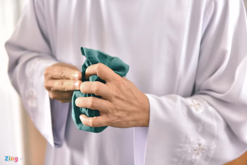 Chị Thà, một tình nguyện viên, nói: “Tôi đã gắn bó với việc này được hơn nửa năm. Dù không theo đạo thiên chúa nhưng tôi muốn được cùng làm với cha Tịch và mọi người đưa các con về chốn an nghỉ, để các con không còn bị bỏ rơi”.