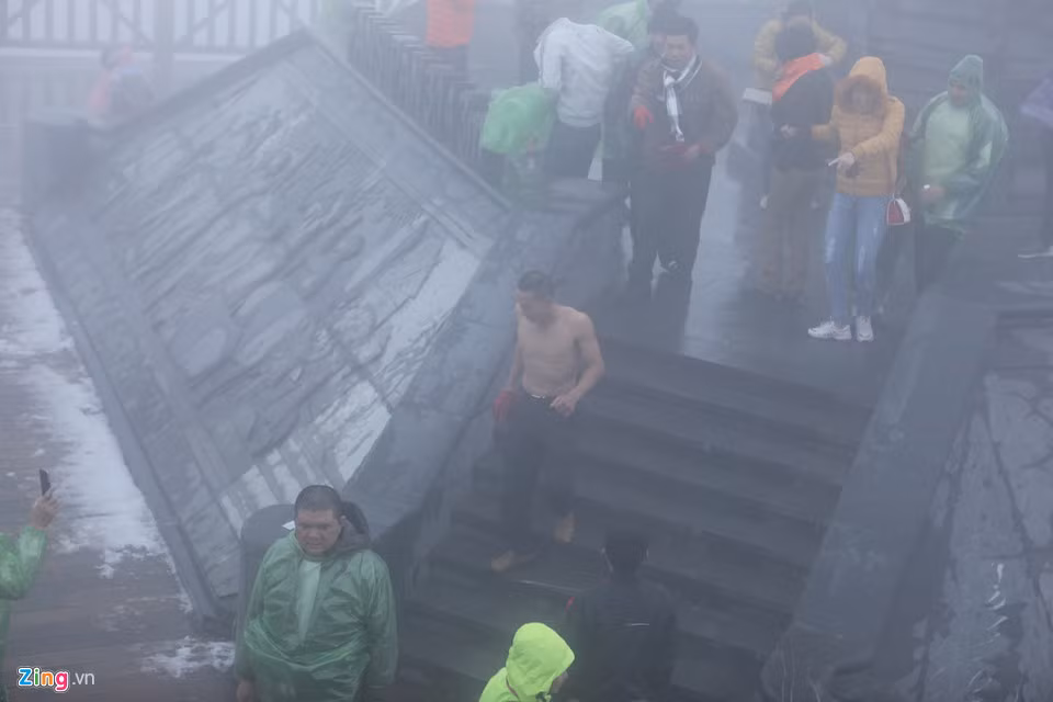Anh Châu sau đó rời đỉnh Fansipan để xuống tàu leo núi mà vẫn không mặc áo.