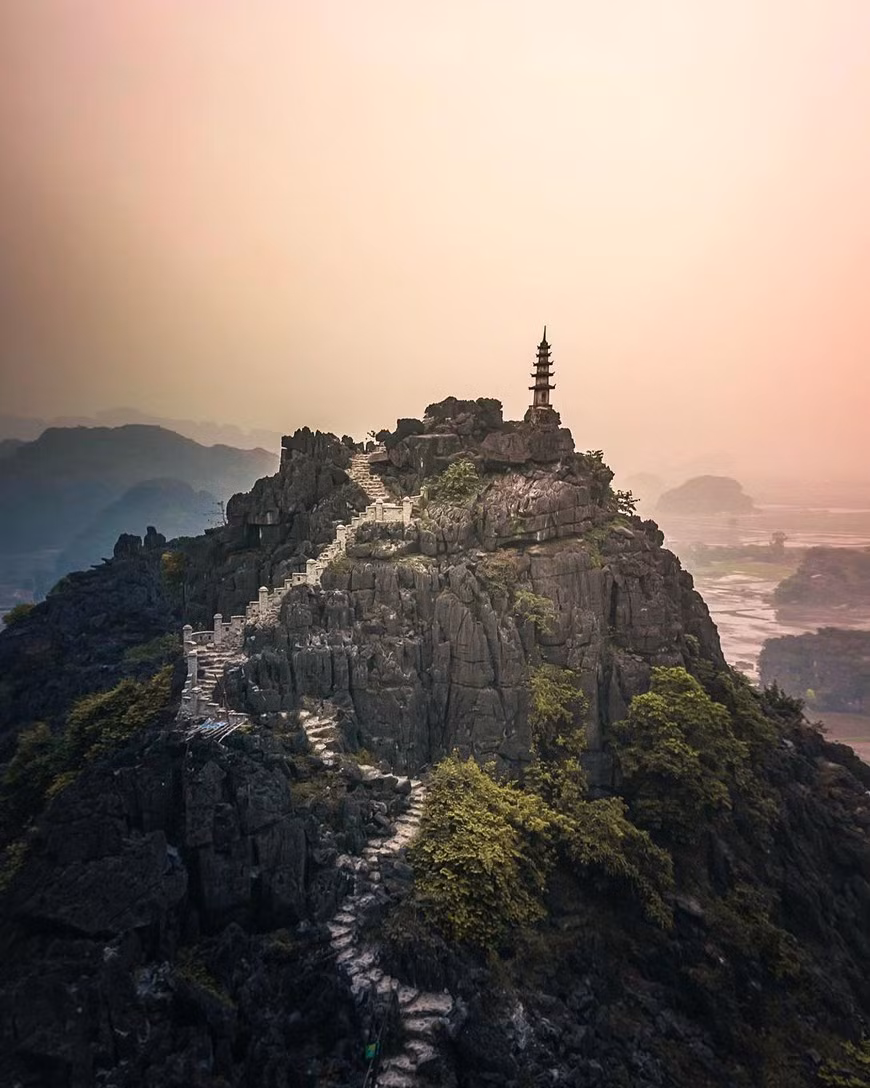 Những bậc thang mang màu sắc cổ kính rêu phong cùng khung cảnh hùng vỹ xung quanh khiến Hang Múa trở thành điểm 'sống ảo' nổi nhất miền Bắc thời gian qua. (Ảnh: CTV/Vietnam+)