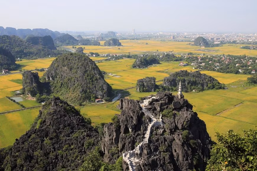 Từ đỉnh núi, chúng ta có thể chiêm ngưỡng được toàn bộ vẻ đẹp của khu vực Tam Cốc với những cánh đồng lúa bạt ngàn. (Ảnh: CTV/Vietnam+)