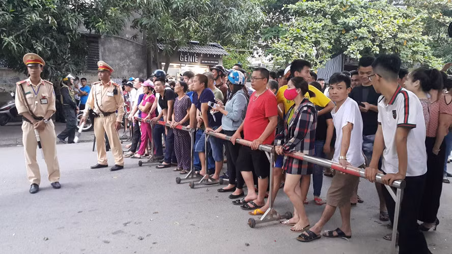 Người Việt hiếu kỳ xem bom đạn là “tâm lý bầy đàn mông muội” - Hình 4 Nguoi Viet hieu ky xem bom dan la “tam ly bay dan mong muoi”-Hinh-4