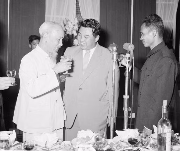 Ngày 29/11/1958, tại Hà Nội, Thủ tướng Phạm Văn Đồng mở tiệc chiêu đãi Thủ tướng Triều Tiên Kim Nhật Thành thăm hữu nghị Việt Nam. Chủ tịch Hồ Chí Minh tới dự. (Ảnh: TTXVN)