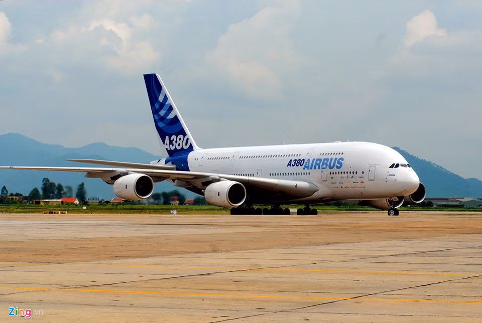 Trước khi diễn ra sự kiện trọng đại này, kế hoạch sản xuất A380 bị ảnh hưởng nặng nề bởi những rối ren tài chính của tập đoàn và đặc biệt là nghi án giao dịch nội gián treo trên đầu các giám đốc công ty.