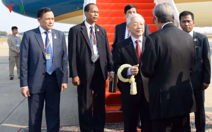 Kết thúc chuyến thăm hữu nghị chính thức nước CHDCND Lào, chiều 25/2, Tổng Bí thư, Chủ tịch nước Nguyễn Phú Trọng và đoàn đại biểu cấp cao Việt Nam đã tới Phnom Penh, bắt đầu chuyến thăm Nhà nước Vương quốc Cammpuchia theo lời mời của Quốc vương Campuchia Norodom Sihamoni.