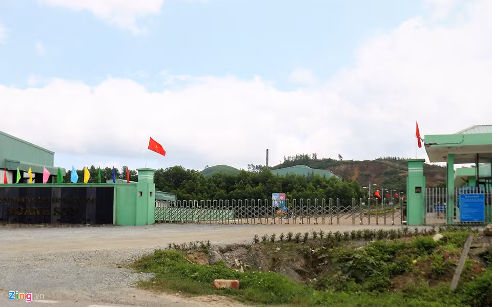 Ông Phan Duy Vĩnh, Phó chủ tịch UBND thị xã Kỳ Anh (Hà Tĩnh), thừa nhận chưa có phương án cho sự việc. "Nhà máy đang tập trung xử lý lượng rác tồn đọng từ trong Tết nên không nhận thêm. Giờ lấy về không biết đổ đâu nên phải chất lại ở các điểm tập kết", ông Vĩnh nói.
