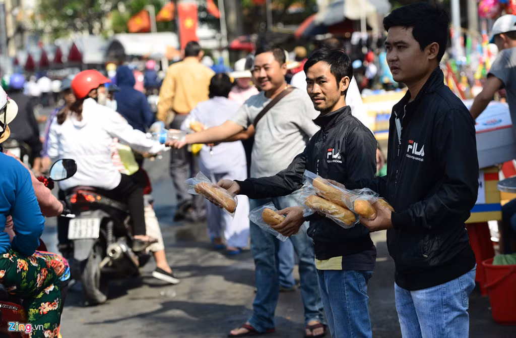 Đến gần trưa, những điểm phát đồ miễn phí vẫn hoạt động tấp nập, nhiều người mang đồ ra bên đường chờ khách nhận.