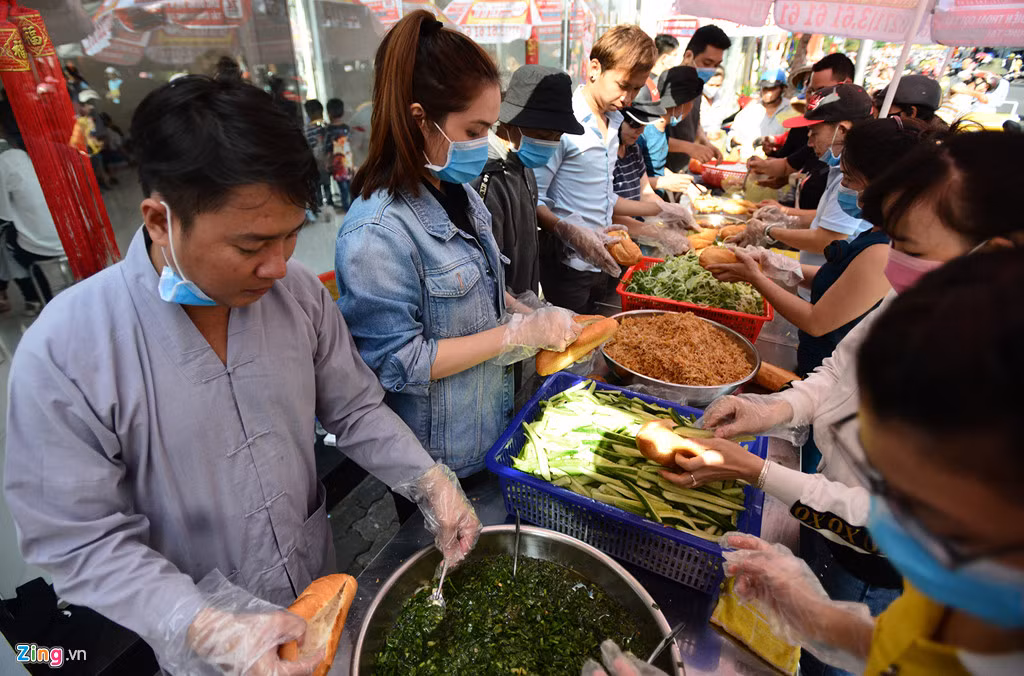 Đặc biệt trong sáng nay, ngày chính lễ hội chùa Bà (Bình Dương), lượng du khách hành hương đổ về trung tâm TP Thủ Dầu Một rất đông. Những hành động đẹp từ các năm trước tái hiện dành cho các du khách đến tham quan, cúng lễ. Anh Luân Nam, nhân viên một cửa hàng trên đường CMT8 cho biết nhóm anh đã chuẩn bị 4.000 ổ bánh mì, hàng chục ký nguyên liệu các loại từ hôm qua. Nhóm của anh hơn hai chục người dậy từ 3h sáng để làm đồ ăn phát cho khách.