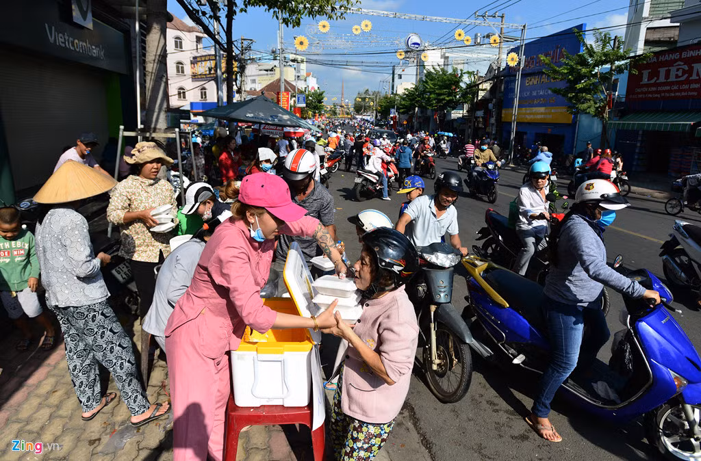 Sôi động, hối hả nhất là những tuyến đường quanh chùa Bà như CMT8, Thích Quảng Đức... có hàng trăm điểm do các cửa hàng, trường học, khu phố, gia đình tại đây tổ chức phát đồ miễn phí.
