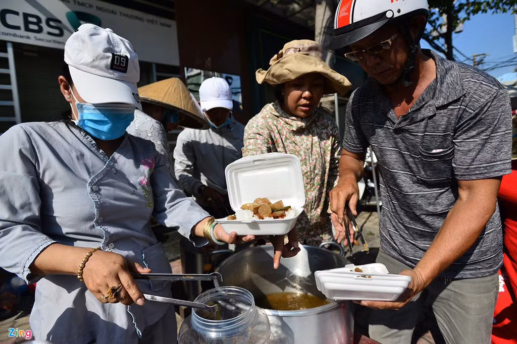 Trong khi đó, nhiều nhóm khách nấu các loại đồ chay như cơm, bún... nóng hổi, ngon lành mang trực tiếp ra bên đường để trao cho khách.