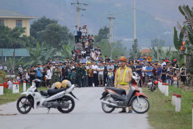 Người Việt hiếu kỳ xem bom đạn là “tâm lý bầy đàn mông muội” - Hình 2 Nguoi Viet hieu ky xem bom dan la “tam ly bay dan mong muoi”-Hinh-2