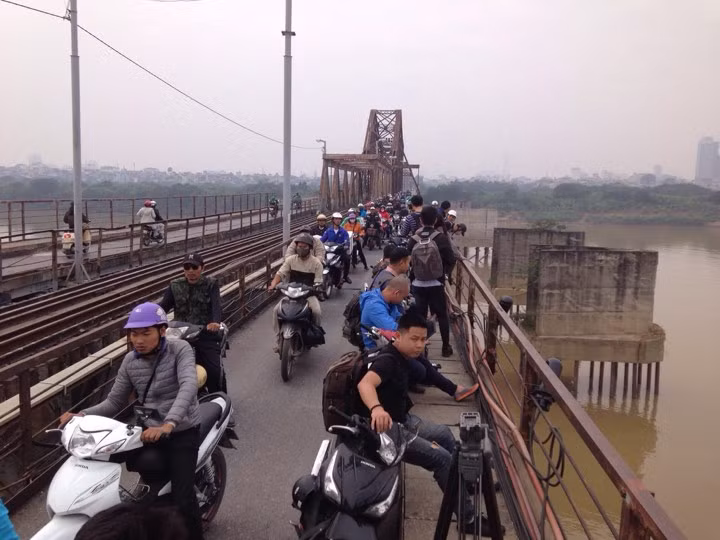 Người Việt hiếu kỳ xem bom đạn là “tâm lý bầy đàn mông muội” - Hình 5 Nguoi Viet hieu ky xem bom dan la “tam ly bay dan mong muoi”-Hinh-5
