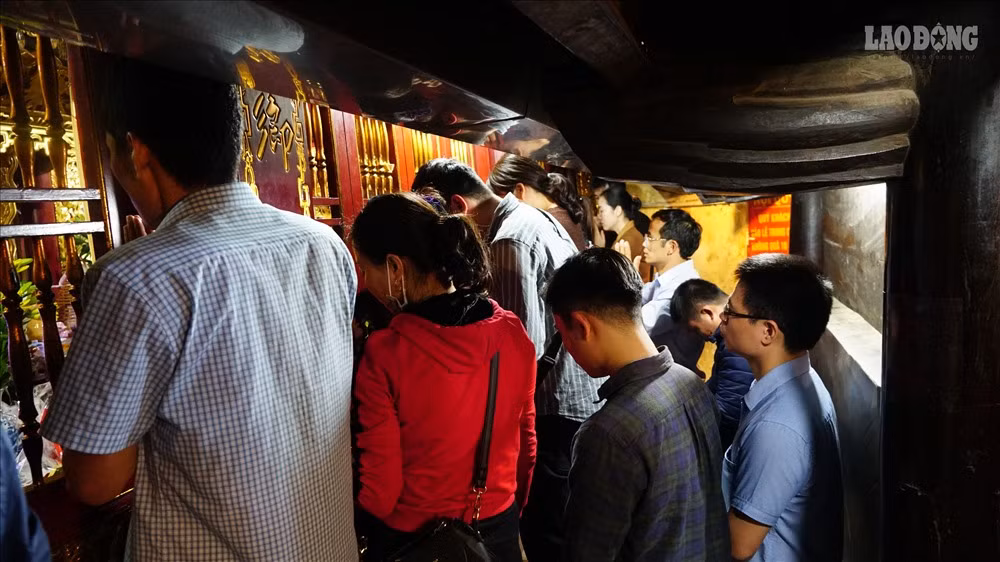 Tại đây, nhiều người cho rằng đầu năm đi lễ Bà Chúa để vay vốn làm ăn cho thuận lợi, cuối năm đi trả lễ. Tại gian trong cùng giáp với Cung Chúa, người dân đứng trật cứng lối ra vào. 