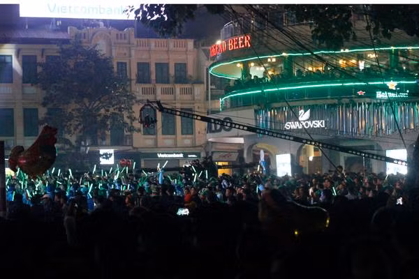 Nguoi Ha Noi tung bung xuong pho don nam moi 2017